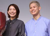 　古賀紗理那（左）と西田有志＝１６日