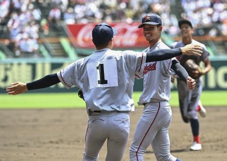 　青森山田に勝利し、先発の中崎（１）と喜ぶ京都国際・西村＝甲子園