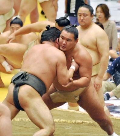 　夏巡業の朝稽古で若手力士に胸を出す大関豊昇龍（右）＝東京都大田区