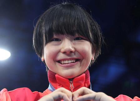 【写真】イメージ激変の東京五輪銅メダリスト　ロングヘア美貌でパリ五輪金・藤波朱理と笑顔２ショ