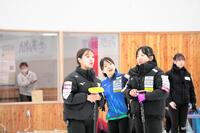 　３人で話し合うロコ・ソラーレの左から吉田知那美、鈴木夕湖、藤沢五月©アドヴィックスカップ２０２４