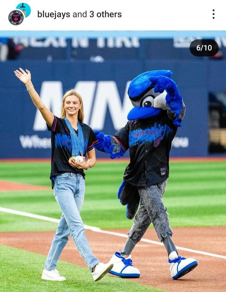 　始球式に登場したマッキントッシュ。ブルージェイズのインスタグラム（ｂｌｕｅｊａｙｓ）より