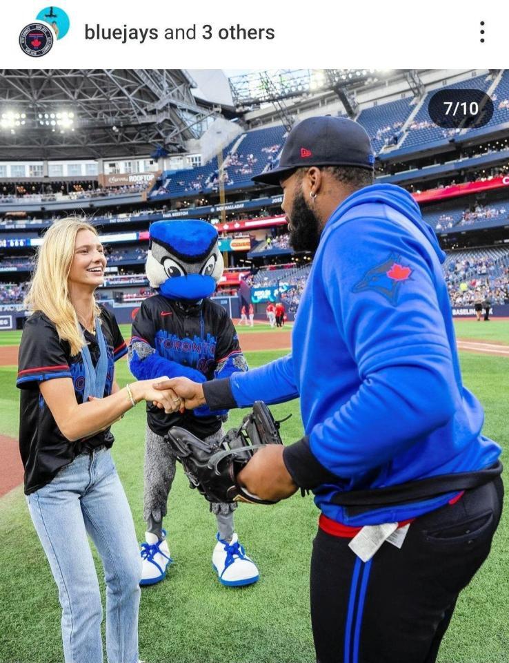 　始球式に登場したマッキントッシュ。ブルージェイズのインスタグラム（ｂｌｕｅｊａｙｓ）より