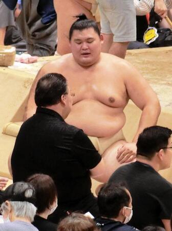 　境川巡業部長（手前）の話を聞く大の里