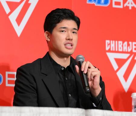 　Ｂリーグ・千葉ジェッツの入団会見で入団の決め手を語る渡辺雄太（撮影・伊藤笙子）