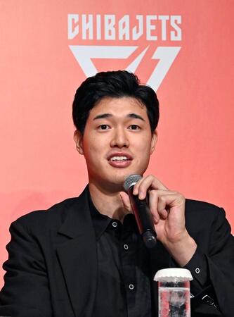 　Ｂリーグ千葉Ｊの入団記者会見をする渡辺雄太