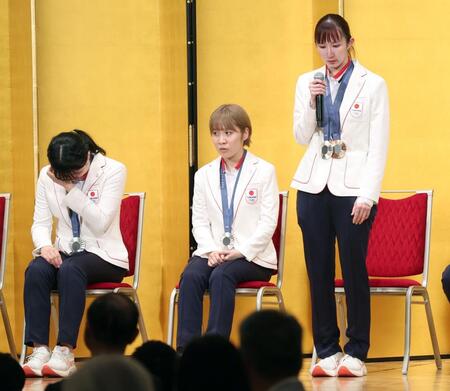 　謝辞を述べ感極まる早田ひなともらい泣きのの張本美和（左）。中央は平野美宇（撮影・金田祐二）
