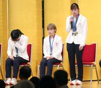 　謝辞を述べ感極まる早田ひなともらい泣きのの張本美和（左）。中央は平野美宇（撮影・金田祐二）