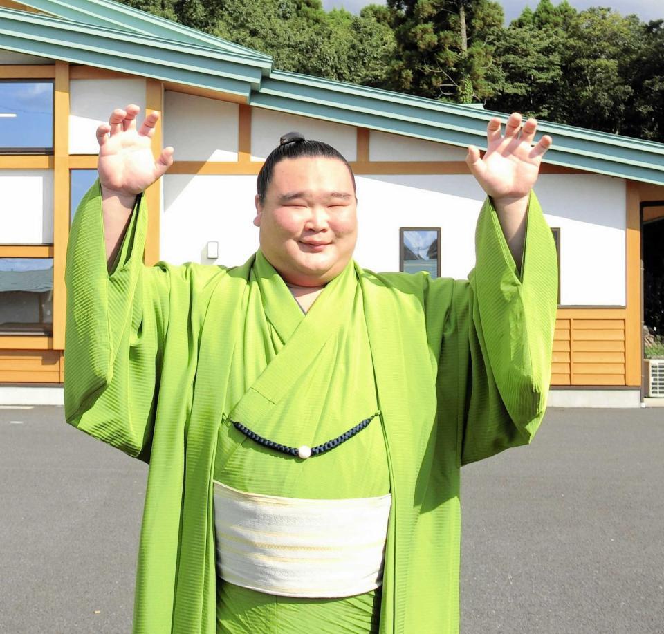 　部屋の前でシロクマばりのポーズを決めて意気込む白熊（撮影・藤田昌央）