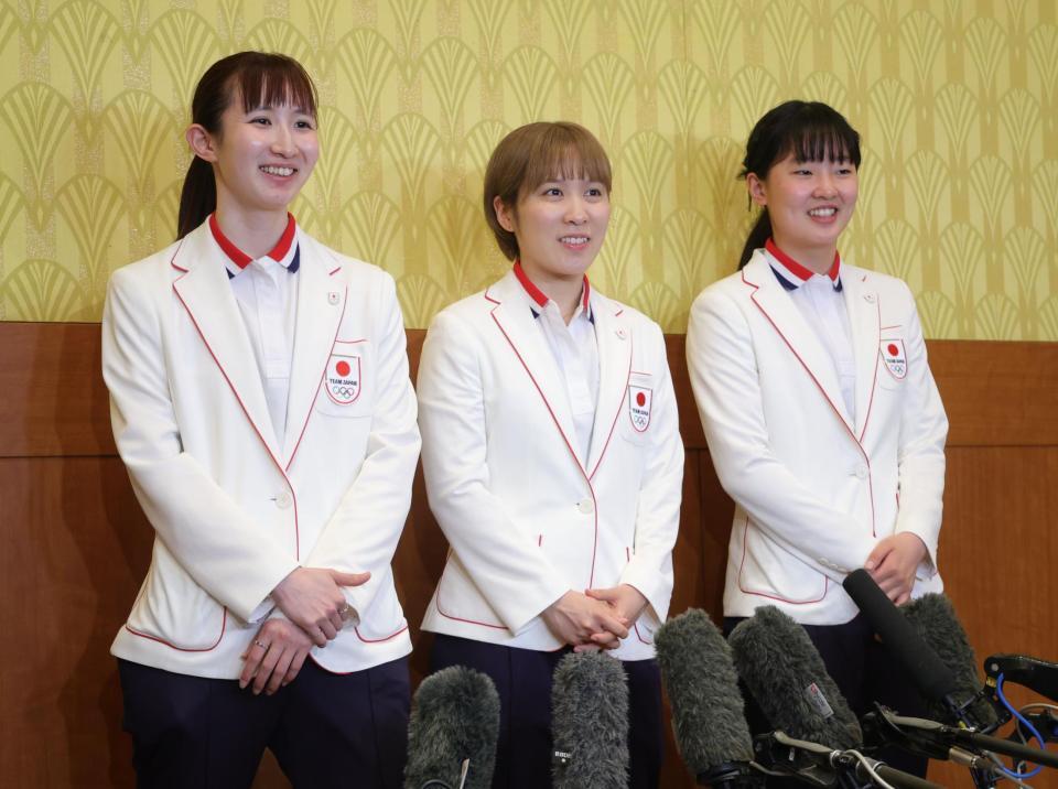 　笑顔で取材に応じる（左から）早田ひな、平野美宇、張本美和（撮影・金田祐二）