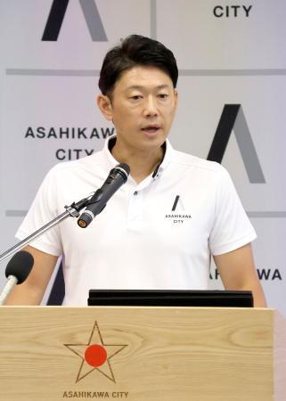 　定例会見する北海道旭川市の今津寛介市長＝２８日午後、旭川市役所