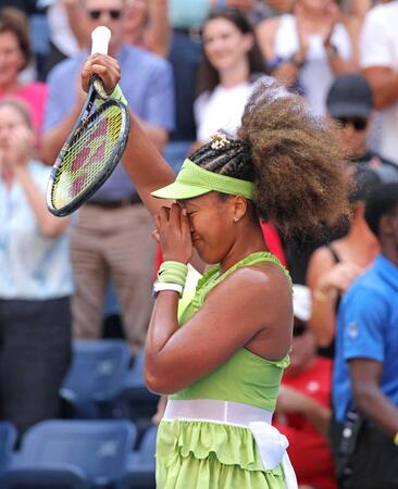 　女子シングルス１回戦で勝利し、目頭を押さえる大坂なおみ（共同）