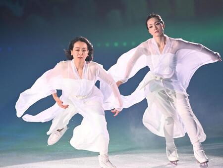 　氷上で競演する浅田真央さん（左）と荒川静香さん（撮影・園田高夫）