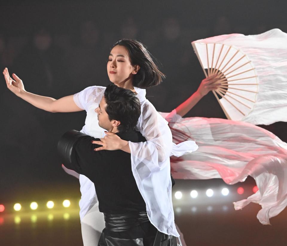 　アンドリュー・ポジェに抱きかかえられる浅田真央さん（撮影・園田高夫）