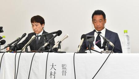 　会見に出席する関学大・大村和輝監督（右）と関学大・池埜聡部長（撮影・中田匡峻）