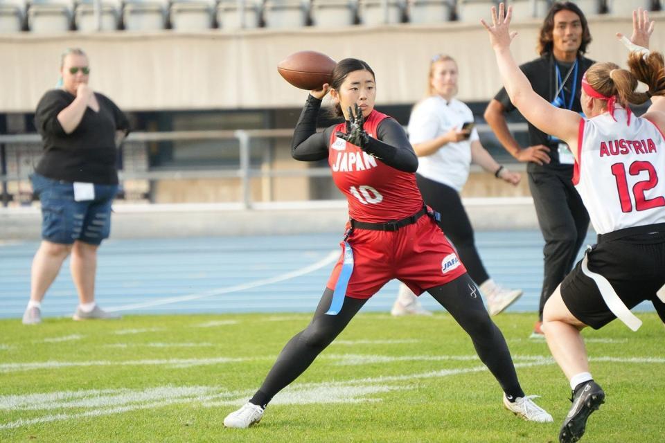 　パスを投げるＱＢ磐田（日本アメリカンフットボール協会）