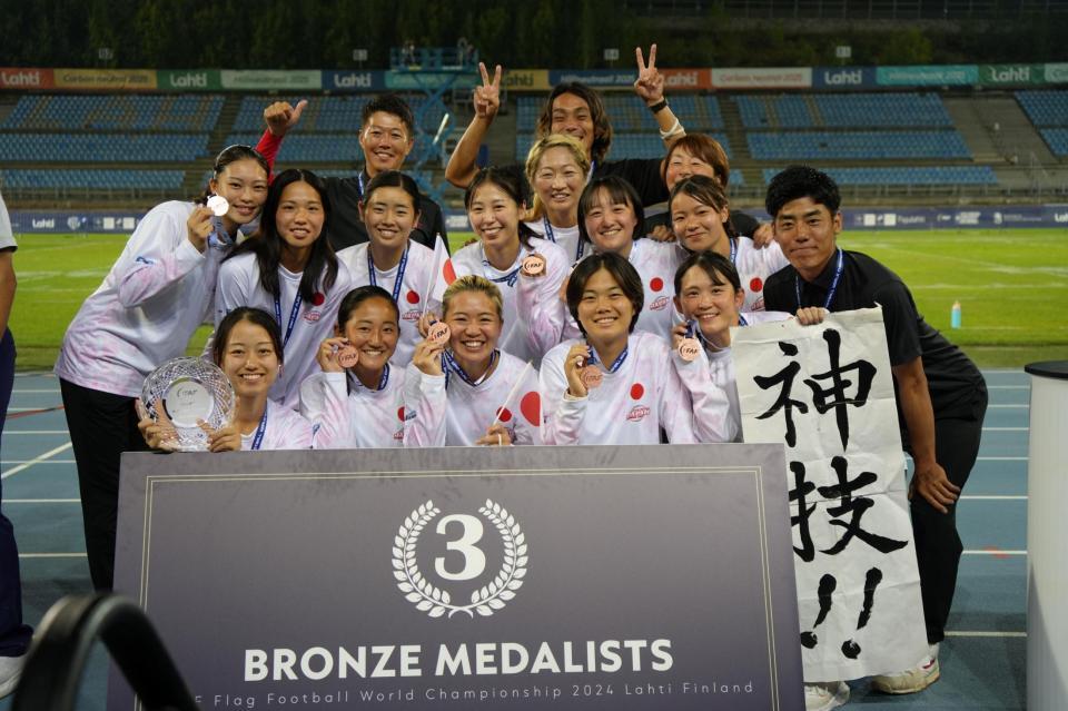 　銅メダルを獲得した日本女子チーム（日本アメリカンフットボール協会）