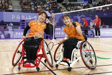 　女子ダブルス（車いす）で決勝進出を決め、笑顔で写真撮影に応じる里見紗李奈（右）、山崎悠麻組＝パリ（共同）