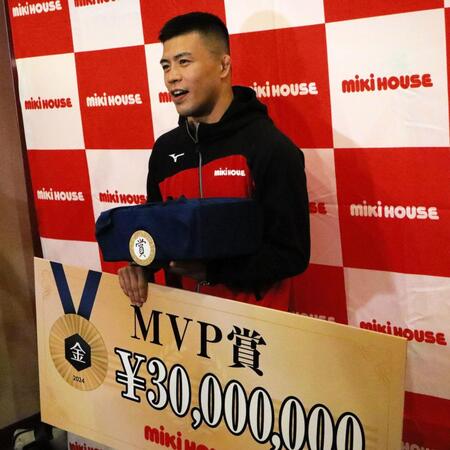 　ＭＶＰ賞のパネルと風呂敷包みを手に笑顔の文田健一郎＝大阪市内