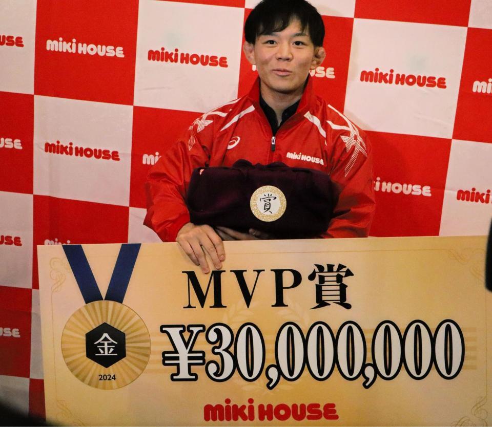 　ＭＶＰ賞のパネルを手に笑顔の樋口黎＝大阪市内