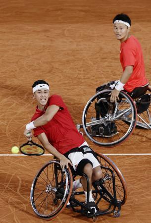 　男子ダブルス準決勝　プレーする小田凱人（手前）、三木拓也組＝パリ（共同）