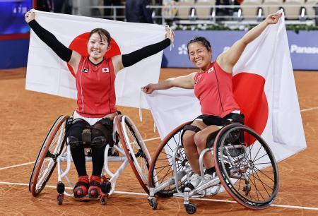 　パリ・パラリンピックの車いすテニス女子ダブルスで金メダルを獲得した上地結衣（右）、田中愛美組＝５日、パリ（共同）