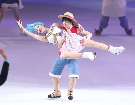 【写真】ラブラブのルフィ＆ビビ　本田真凜さんを宇野昌磨さんが力強くリフト