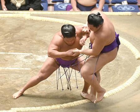 　大青山（右）を寄り切りで破った尊富士（撮影・園田高夫）