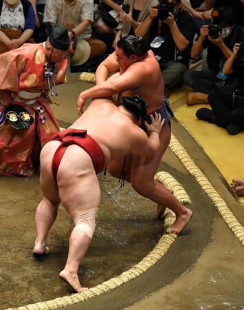 　豊昇龍（右）を押し出しで破った隆の勝（撮影・持木克友）