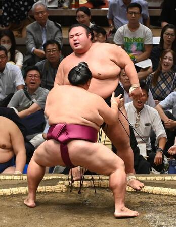 　御嶽海に寄り切られ黒星スタートの貴景勝（撮影・園田高夫）