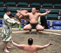 　初日を迎えた炎鵬（撮影・園田高夫）