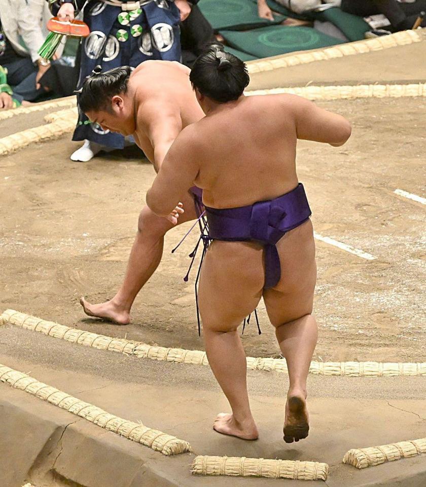 　尊富士（奥）が寄り切りで大青山を破る