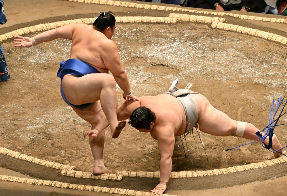 　大の里（左）がはたき込みで熱海富士を破る