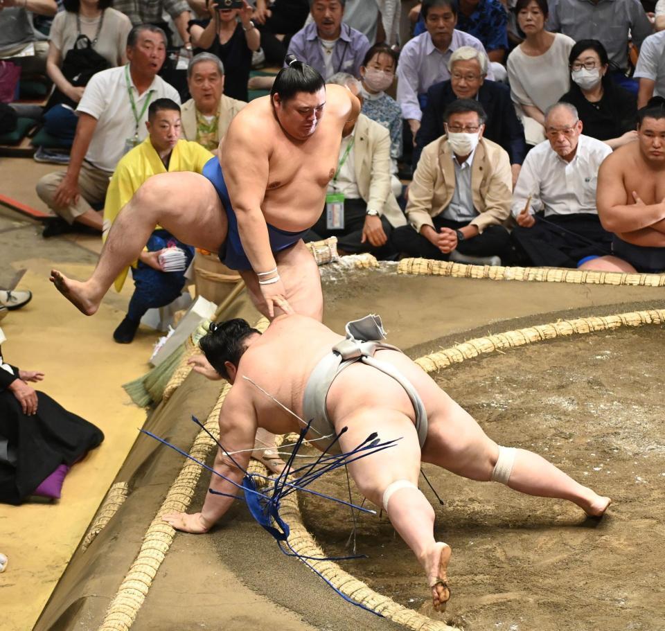 　はたき込みで熱海富士（右）を破った大の里（撮影・園田高夫）