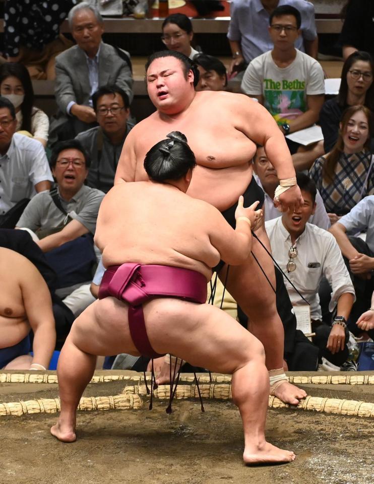 　御嶽海に寄り切られ黒星スタートの貴景勝（撮影・園田高夫）