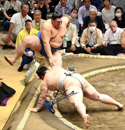 大の里　大関昇進へヒヤヒヤ発進　攻め込まれるも土俵際で逆転「勝つと負けるでは違う」