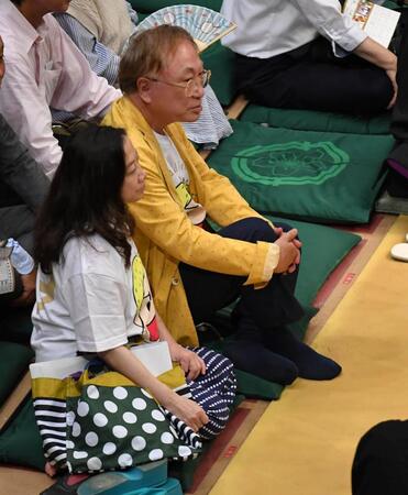【写真】高須院長　事実婚のパートナーと並んで大相撲観戦