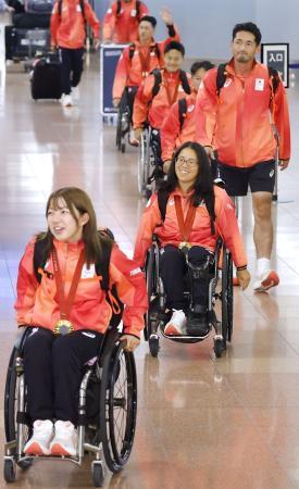 小田凱人、金メダルかんで喜び　車いすテニス、上地結衣らが帰国
