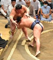 　大栄翔（左）を寄り切りで破った豊昇龍（撮影・持木克友）