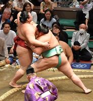 　隆の勝（左）を寄り切りで破った琴桜（撮影・持木克友）