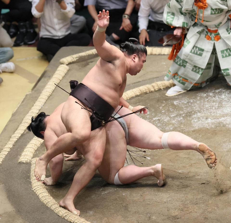 　霧島（手前）が下手投げで熱海富士を下す