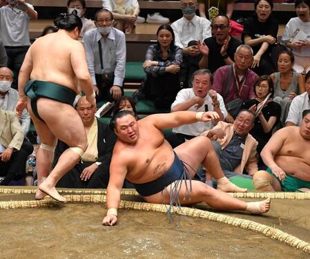 　佐田の海のはたき込みに敗れた玉鷲（右）