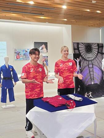 江村美咲が五輪企画展に剣＆グローブ寄贈「気持ちがこもったアイテム」　半井重幸は各選手の寄贈品に驚き「マネキンが着ててもオーラある」