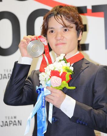 　北京五輪の銀メダルを手にする宇野昌磨さん（撮影・吉澤敬太）