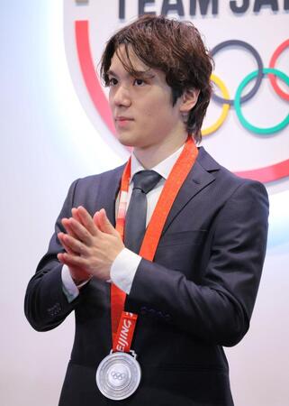 　銀メダルを首から下げて会見する宇野昌磨さん（撮影・吉澤敬太）