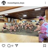 　稽古を見守る小錦さん（右端）。武蔵川部屋のインスタグラムより