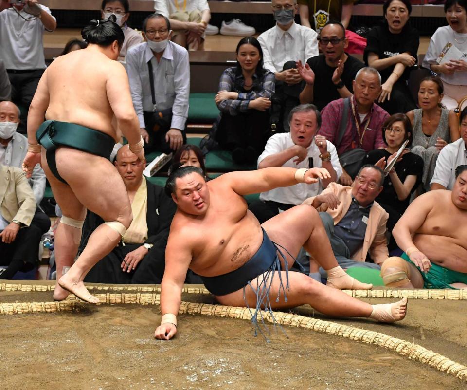 　佐田の海のはたき込みに敗れた玉鷲（右）