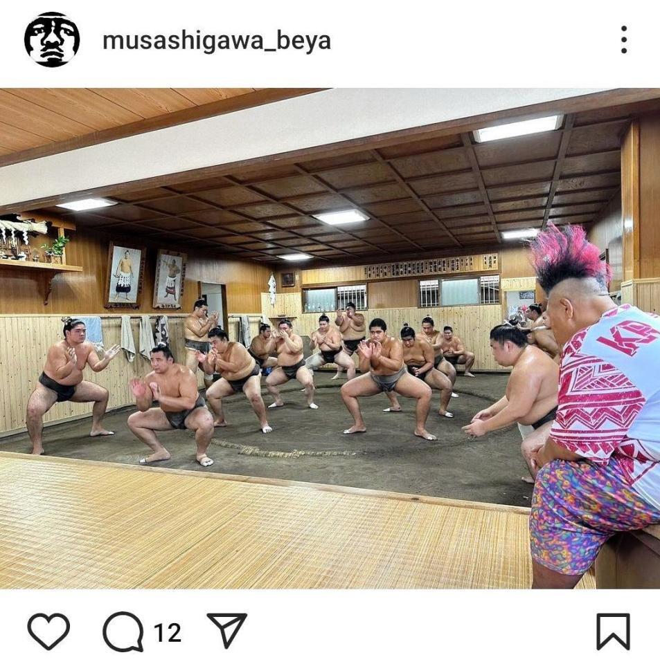 　稽古を見守る小錦さん（右端）。武蔵川部屋のインスタグラムより