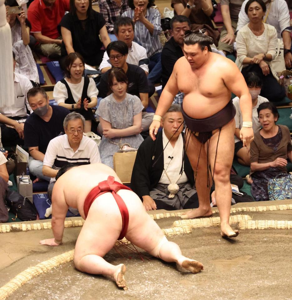 　隆の勝（左）を上手出し投げで下す霧島