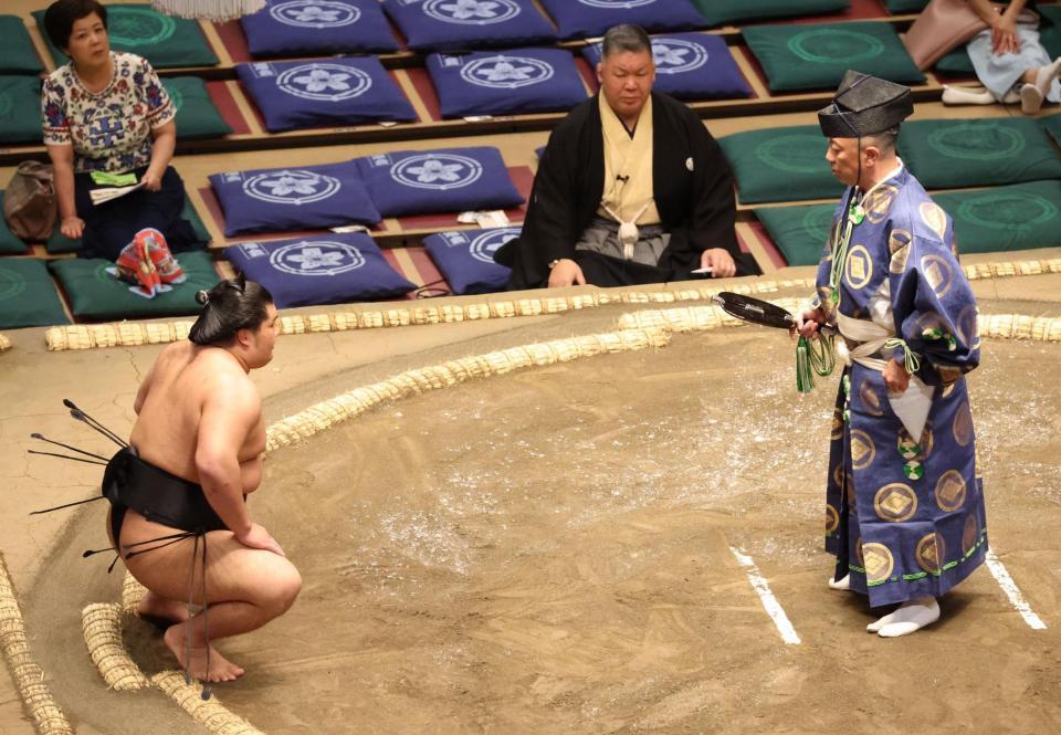 　千代栄が休場のため、勝ち名乗りを受ける木竜皇